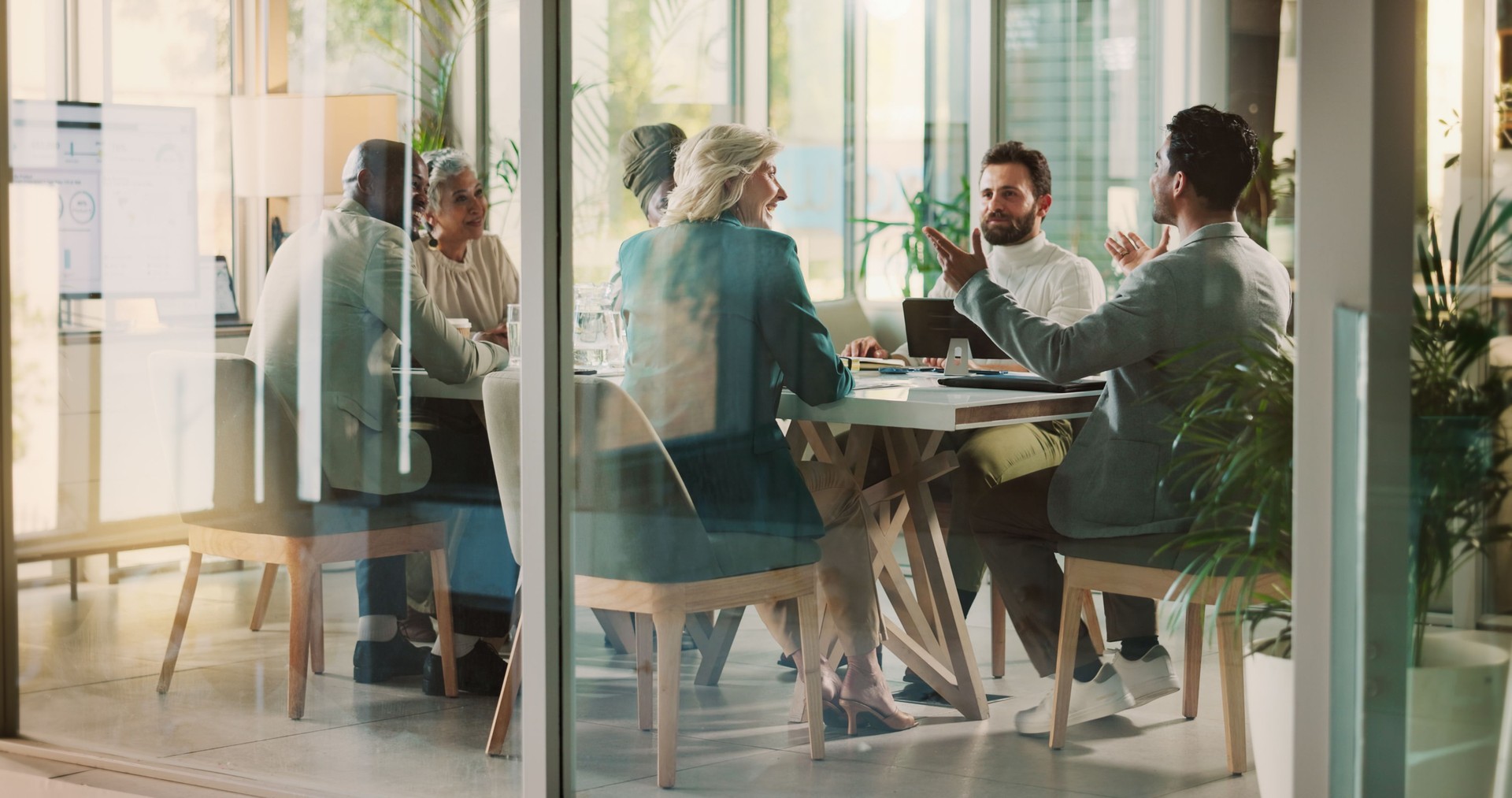 Présentation des affaires, des personnes et des réunions en bureau pour la recherche de projet, le travail d’équipe et la discussion budgétaire. Personnel, communication et en ligne de la proposition d’investissement, informations et commentaires d