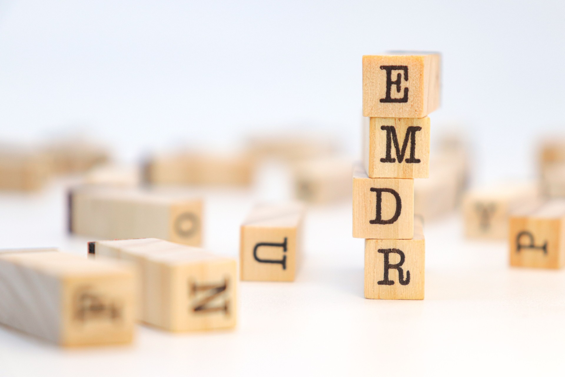 Acronyme EMDR sur les cubes de bois